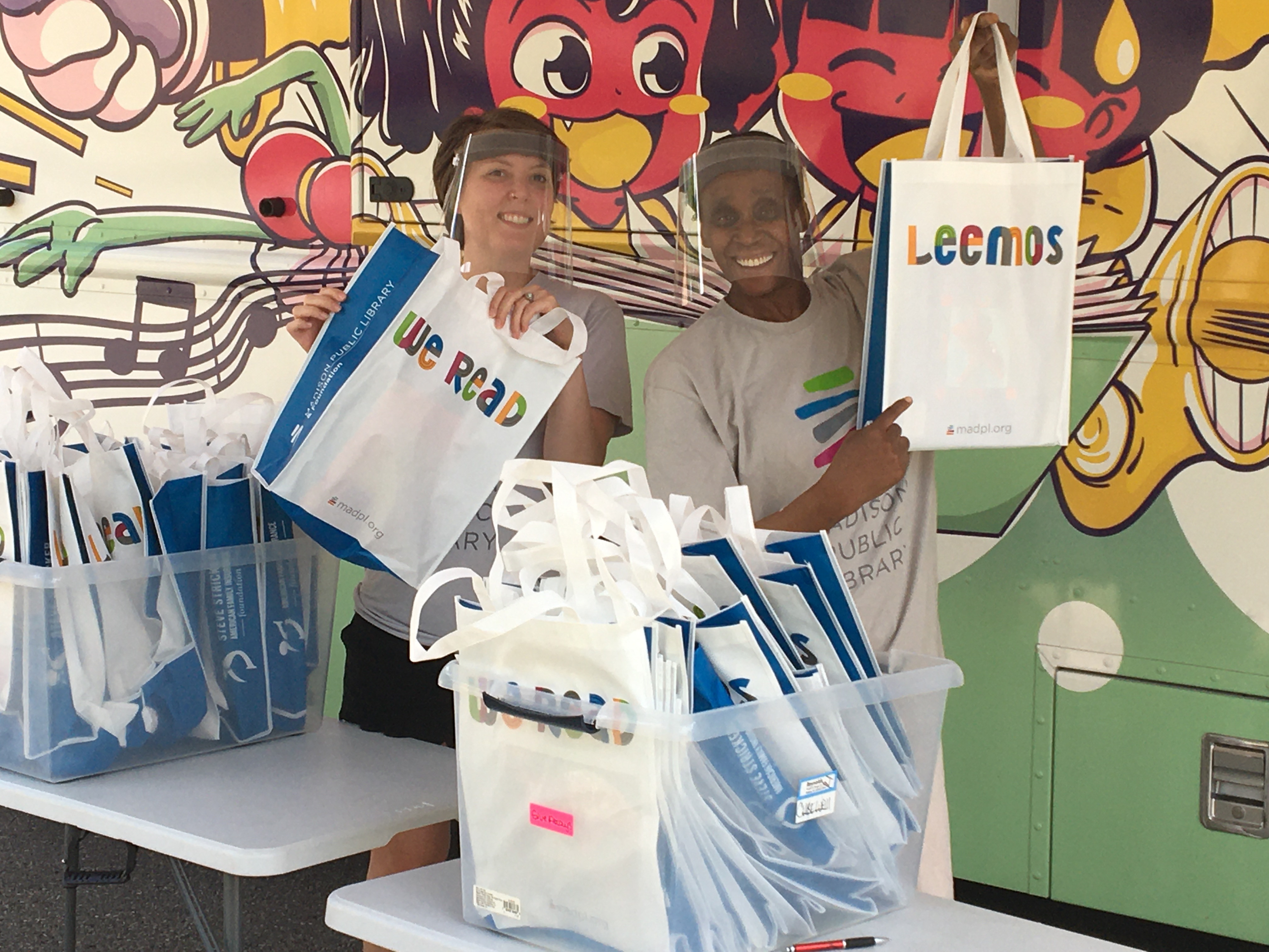 Librarians show off the We Read/Leemos bags 